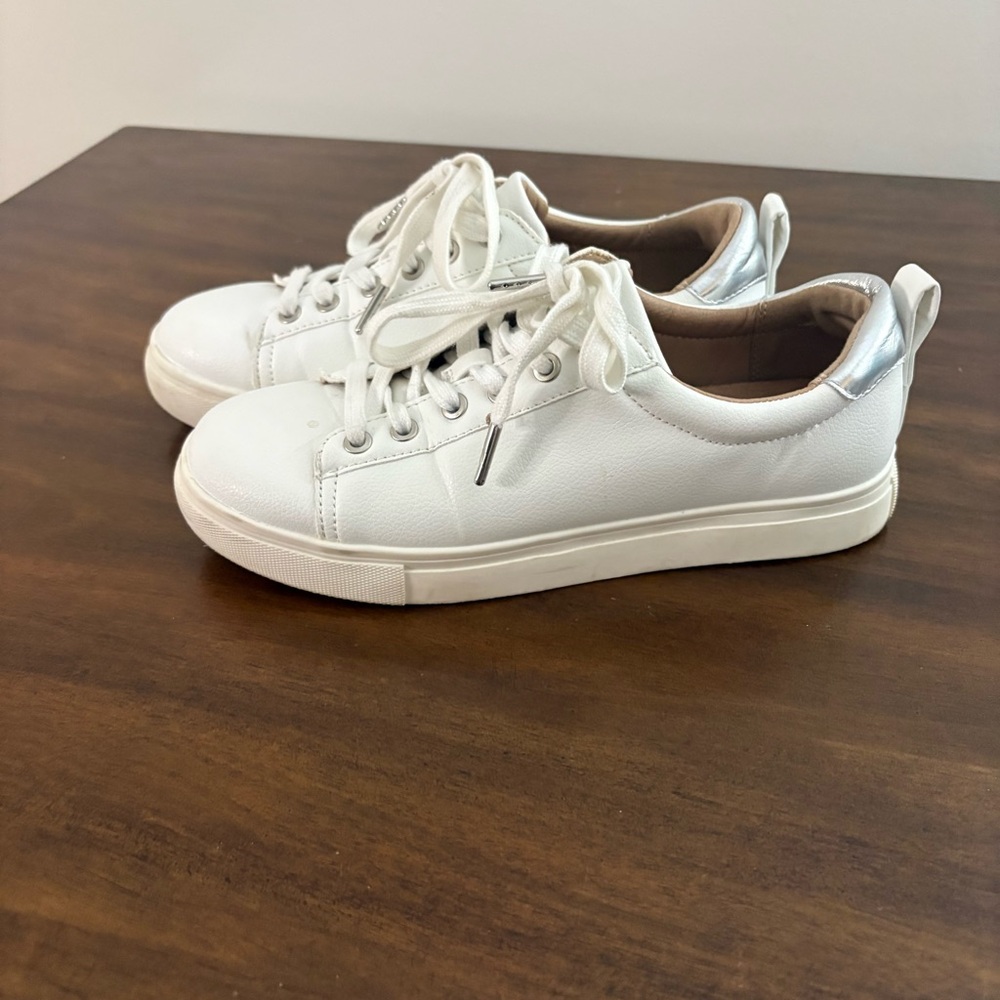 Maurices 8 1/2 White and Silver Casual Sneakers comfort Kendall shoes preppy
